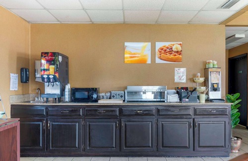 Cordele Hotel | Convenient Quality Inn Cordele: Pool, Dining & Family Fun!