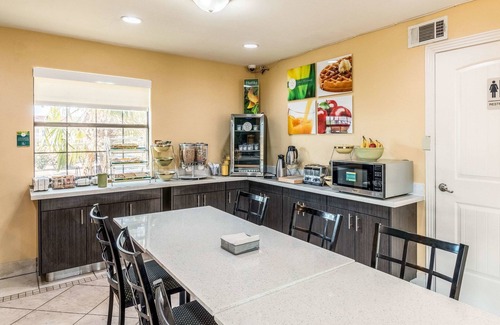 Corsicana Hotel | Comfortable Stay at Quality Inn with Family-Friendly Amenities