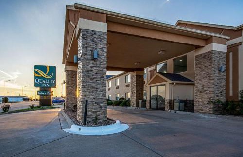 Dodge City Hotel | Cozy Quality Inn with Pool and Spa Facilities
