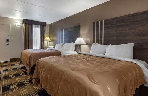 Duncan Hotel | Comfortable Quality Inn Duncan with Pool & Breakfast Options