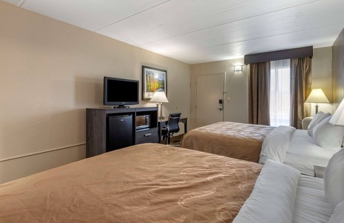 Duncan Hotel | Comfortable Quality Inn Duncan with Pool & Breakfast Options