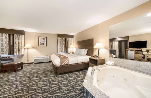 Effingham Hotel | Comfortable Stay at Quality Inn Effingham with Pool & More