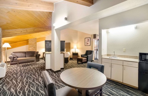 Effingham Hotel | Comfortable Stay at Quality Inn Effingham with Pool & More