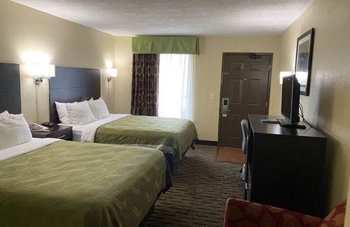 Elizabeth City Hotel | Ideal Inn Elizabeth City: Poolside Relaxation Near University