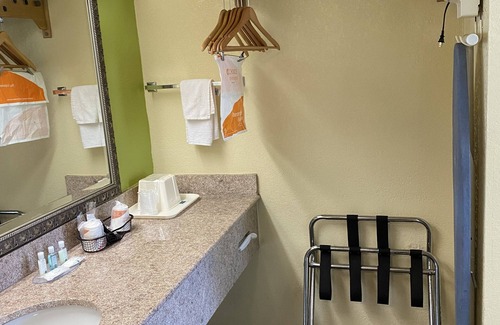 Elizabeth City Hotel | Ideal Inn Elizabeth City: Poolside Relaxation Near University
