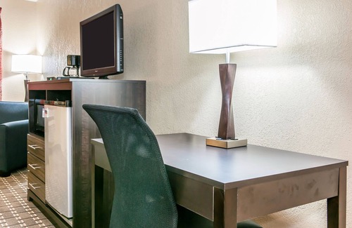 Findlay Hotel | Comfortable Quality Inn Findlay with Spa and Family Perks