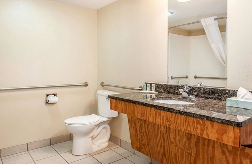 Findlay Hotel | Comfortable Quality Inn Findlay with Spa and Family Perks