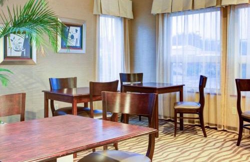 Florence Hotel | Inviting Quality Inn Florence: Family-Friendly with Hot Tub