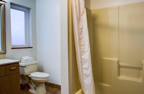 Florence Hotel | Inviting Quality Inn Florence: Family-Friendly with Hot Tub