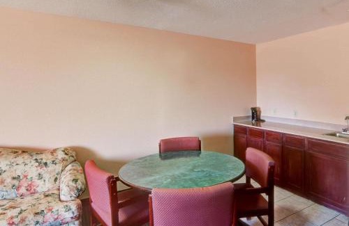 Forest Hill Hotel | Discover Quality Inn: Family-Friendly with a Relaxing Pool