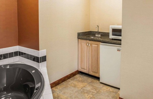 Franklin Hotel | Convenient Quality Inn Franklin I-65 with Pool and Breakfast