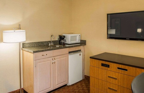 Franklin Hotel | Convenient Quality Inn Franklin I-65 with Pool and Breakfast