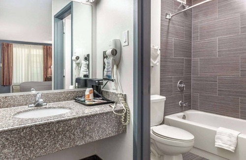 Gainesville Hotel | Budget-Friendly Quality Inn Gainesville with Pool & Restaurant