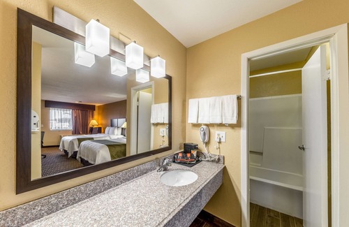 Glenpool Hotel | Discover Quality Inn Glenpool: Family-Friendly Stay with Pool