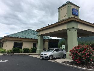 Harriman Hotel | Pet-Friendly OYO Hotel Harriman with Pool Access