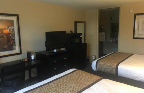 Harriman Hotel | Pet-Friendly OYO Hotel Harriman with Pool Access