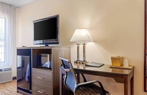 Archdale Hotel | Convenient Quality Inn High Point - Archdale with Pool & Spa