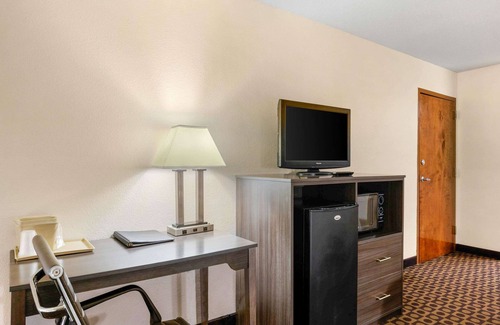 Archdale Hotel | Convenient Quality Inn High Point - Archdale with Pool & Spa
