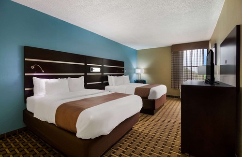 North Shore Hotel | Budget-Friendly Quality Inn with Eco Amenities & Breakfast