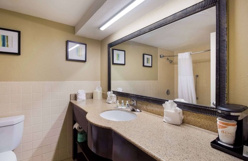 North Shore Hotel | Budget-Friendly Quality Inn with Eco Amenities & Breakfast