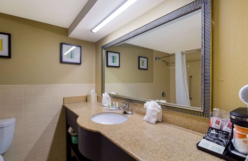 North Shore Hotel | Budget-Friendly Quality Inn with Eco Amenities & Breakfast