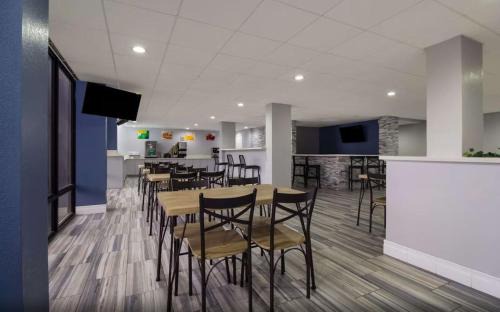North Shore Hotel | Welcoming Inns in Houston, TX with Breakfast & Accessibility