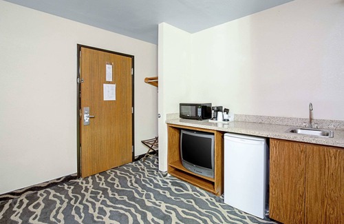 Huron Hotel | Quality Inn: Family-Friendly Comfort with Breakfast Included