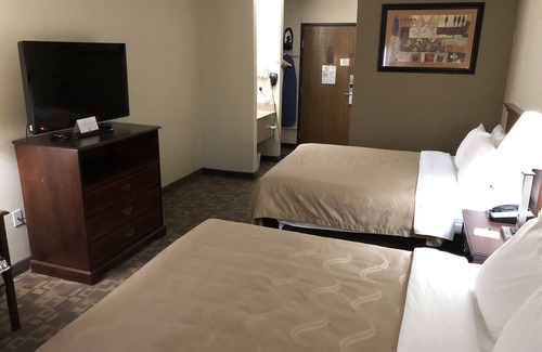 Topeka Hotel | Comfortable Quality Inn I-70 with Pool & Spa Amenities