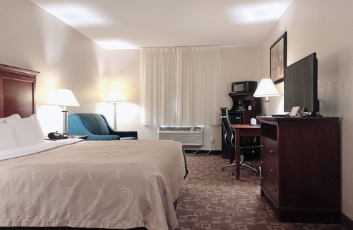 Topeka Hotel | Comfortable Quality Inn I-70 with Pool & Spa Amenities