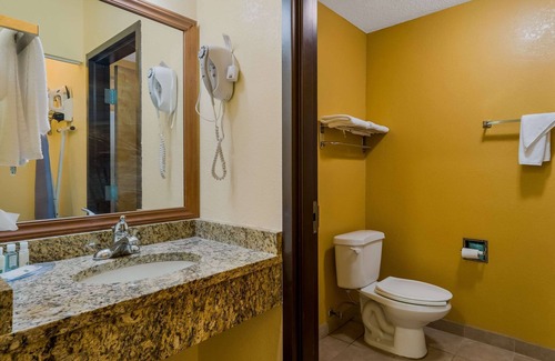 Jefferson Hotel | Convenient Quality Inn Jefferson at I-85 with Pool & Dining