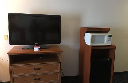 Kalamazoo Hotel | Budget-Friendly Quality Inn I-94 with Pool & Restaurant