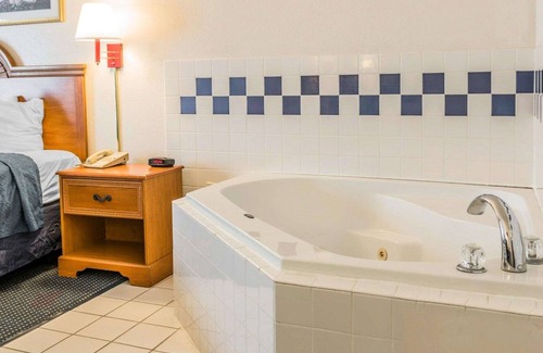 Kalamazoo Hotel | Budget-Friendly Quality Inn I-94 with Pool & Restaurant