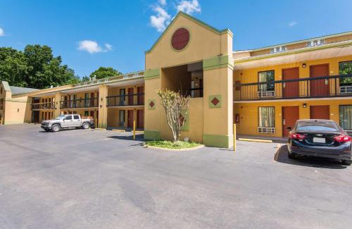 Kings Mountain Hotel | Quality Inn: Pet-Friendly Oceanfront Stay with Breakfast
