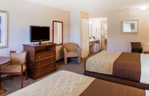 Totem Lake Hotel | Cozy Comfort Inn Kirkland: Pet-Friendly with Pool & Hot Tub