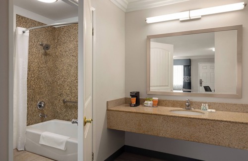 Lake Elsinore Hotel | Experience Quality Inn Lake Elsinore with Pool & Breakfast