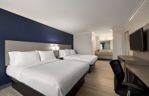 Lake Elsinore Hotel | Experience Quality Inn Lake Elsinore with Pool & Breakfast
