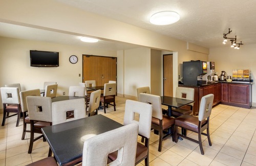 Logan Hotel | Inviting Quality Inn Logan Near University with Pool & Spa