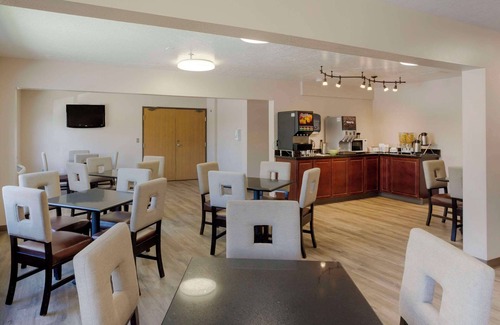 Logan Hotel | Inviting Quality Inn Logan Near University with Pool & Spa