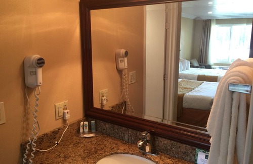 Harbor Hotel | Inviting Quality Inn Long Beach - Signal Hill with Pool & Spa
