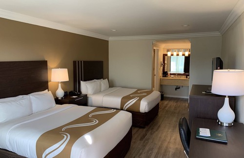 Harbor Hotel | Inviting Quality Inn Long Beach - Signal Hill with Pool & Spa