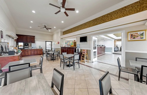 Harbor Hotel | Inviting Quality Inn Long Beach - Signal Hill with Pool & Spa