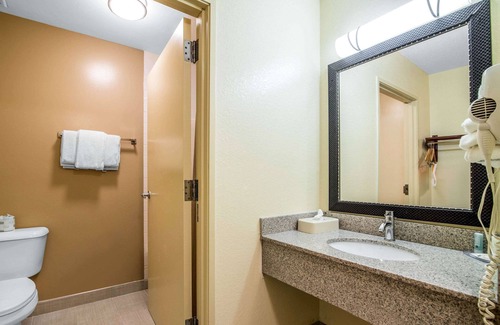 Loudon Hotel | Budget-Friendly Quality Inn Loudon-Concord with Pool & Dining