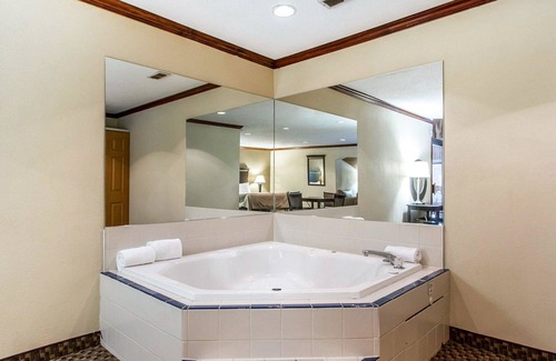 Macomb Hotel | Convenient Quality Inn Macomb Near University Area