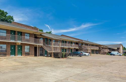 Magnolia Hotel | Comfortable Stays at Quality Inn Magnolia with Pool Access