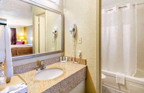 Manchester Hotel | Comfortable Quality Inn: Family-Friendly with Breakfast & More