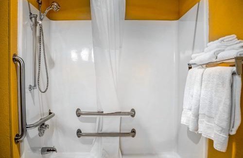 Manitowoc Hotel | Cozy Quality Inn: Pet-Friendly Stay with Breakfast Included