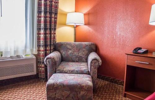 Manitowoc Hotel | Cozy Quality Inn: Pet-Friendly Stay with Breakfast Included