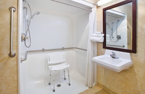 Marshall Hotel | Relaxing Quality Inn Marshall with Pool & Spa Amenities