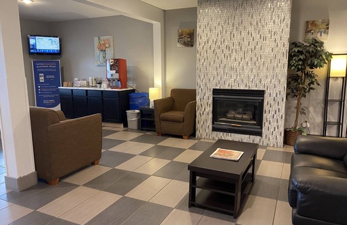 Mauston Hotel | Quality Inn: Family-Friendly Stay with Pool and Spa