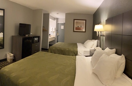 Mauston Hotel | Quality Inn: Family-Friendly Stay with Pool and Spa